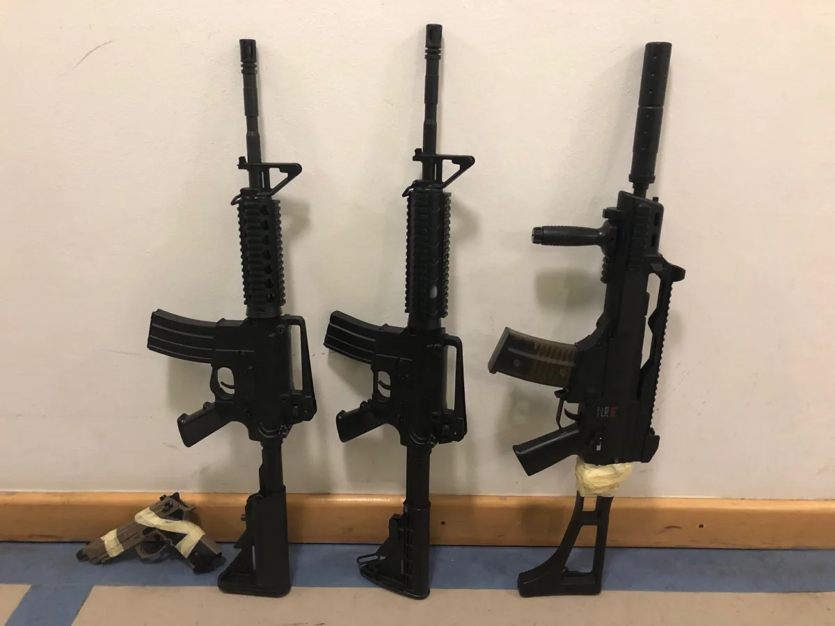 Bad Segeberg: Jugendliche mit Schusswaffen unterwegs – drei Langfeuerwaffen und eine Pistole sichergestellt