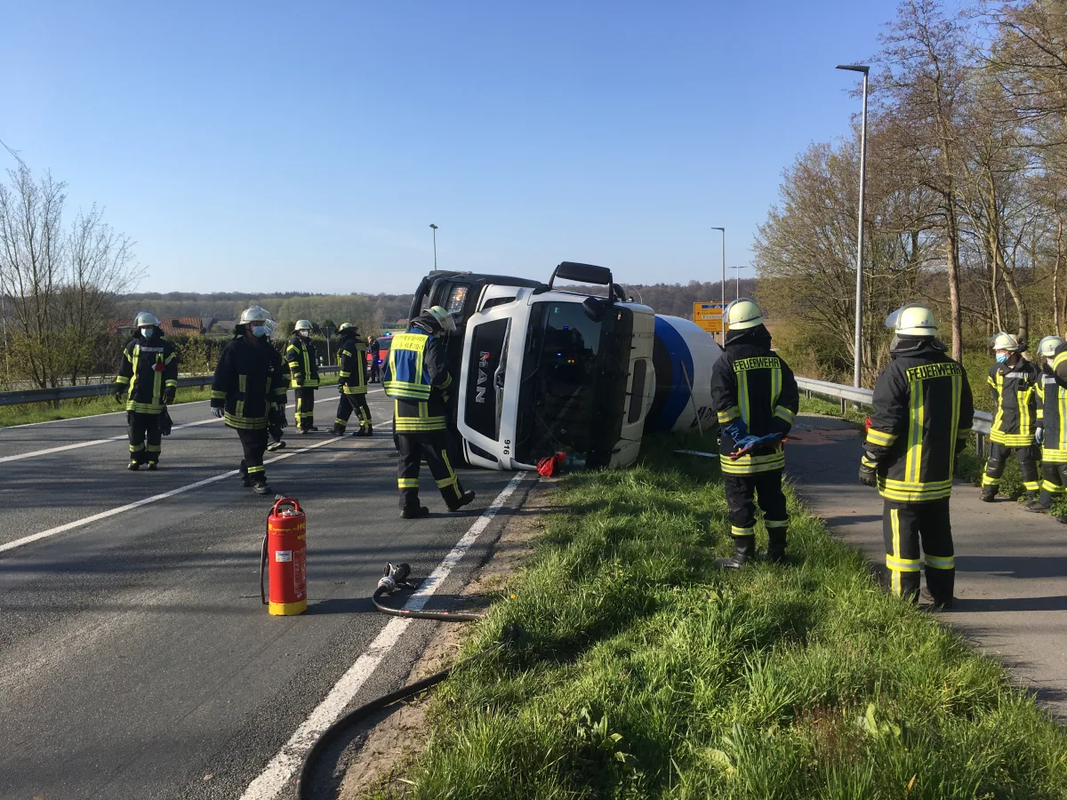 Kleve - Betonmischer-LKW umgekippt