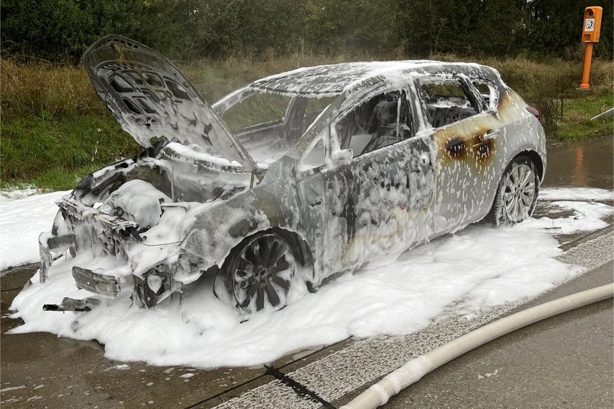 A9 Höhe Eisenberg - Opel ausgebrannt