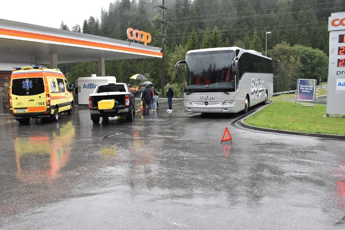 Laax GR - Frau steigt aus Bus aus und wird von Auto erfasst