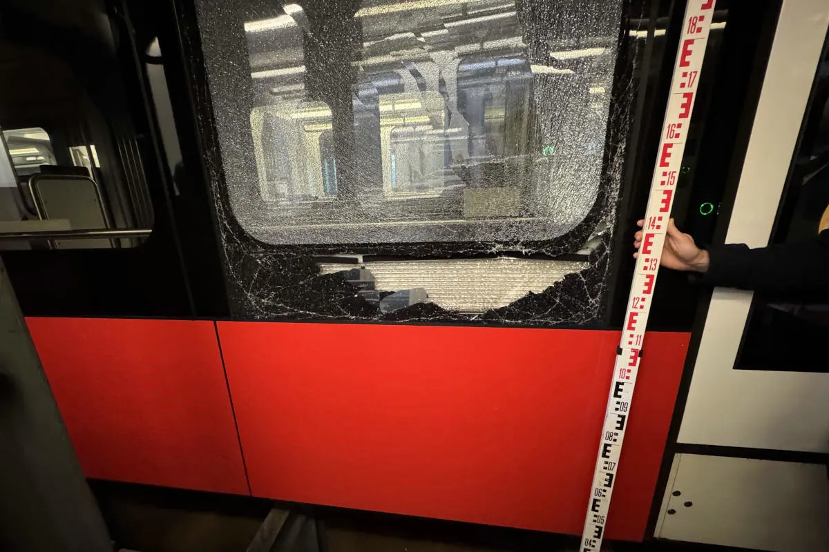St.Gallen – Abgelenkt in stehendes Auto gefahren
