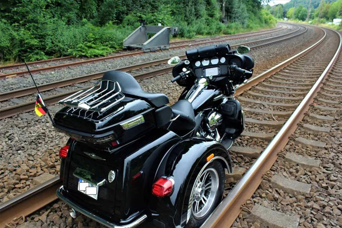Grevenbrück - 79-jähriger Trike-Fahrer fährt auf Bahngleise