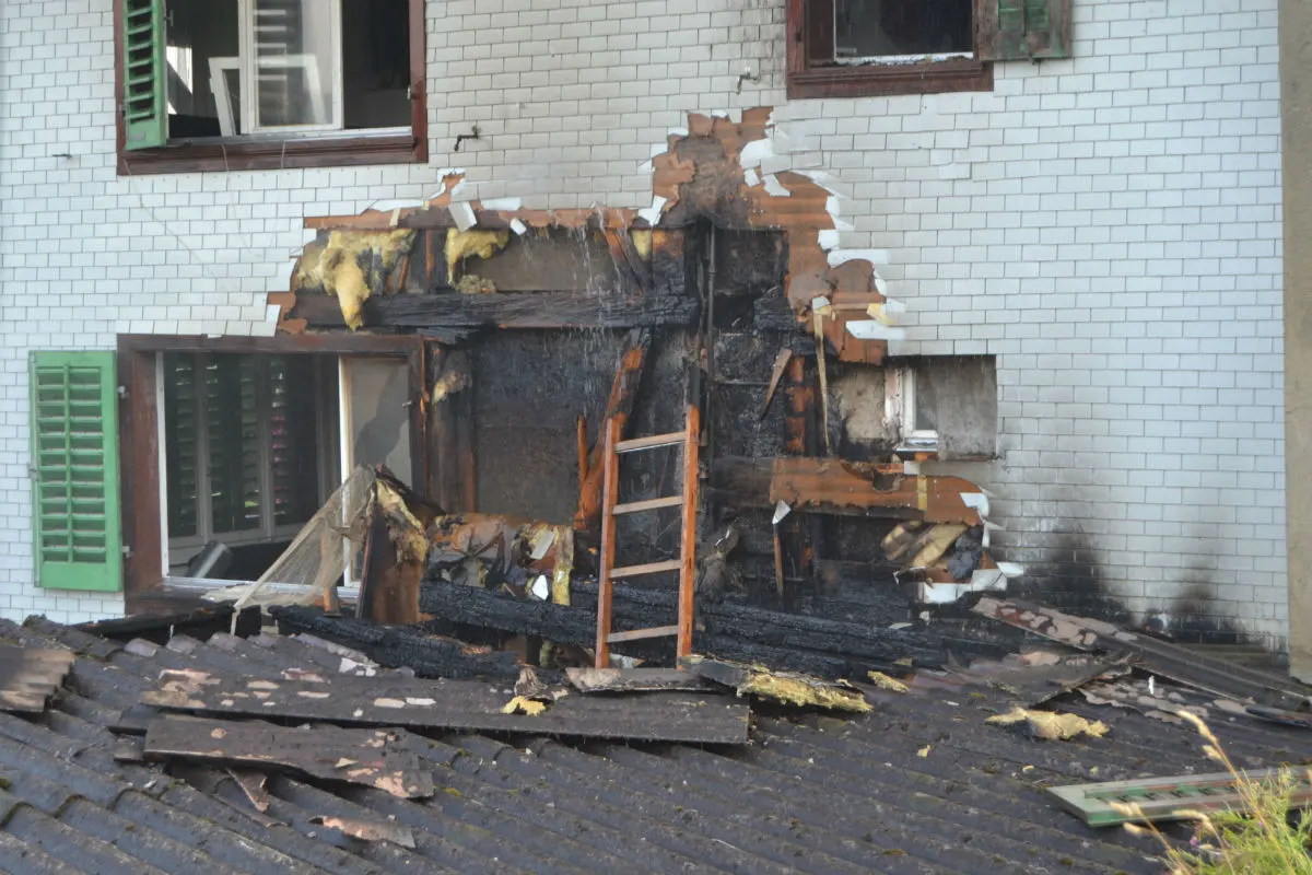Udligenswil LU - Fassade eines Bauernhauses fängt Feuer