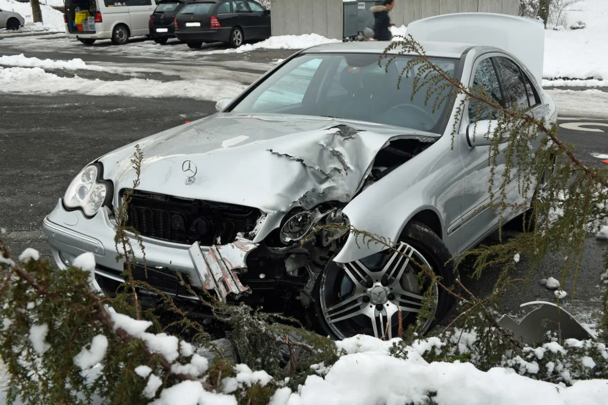 Luzern LU - 14-Jähriger entwendet Auto und fährt in Kandelaber