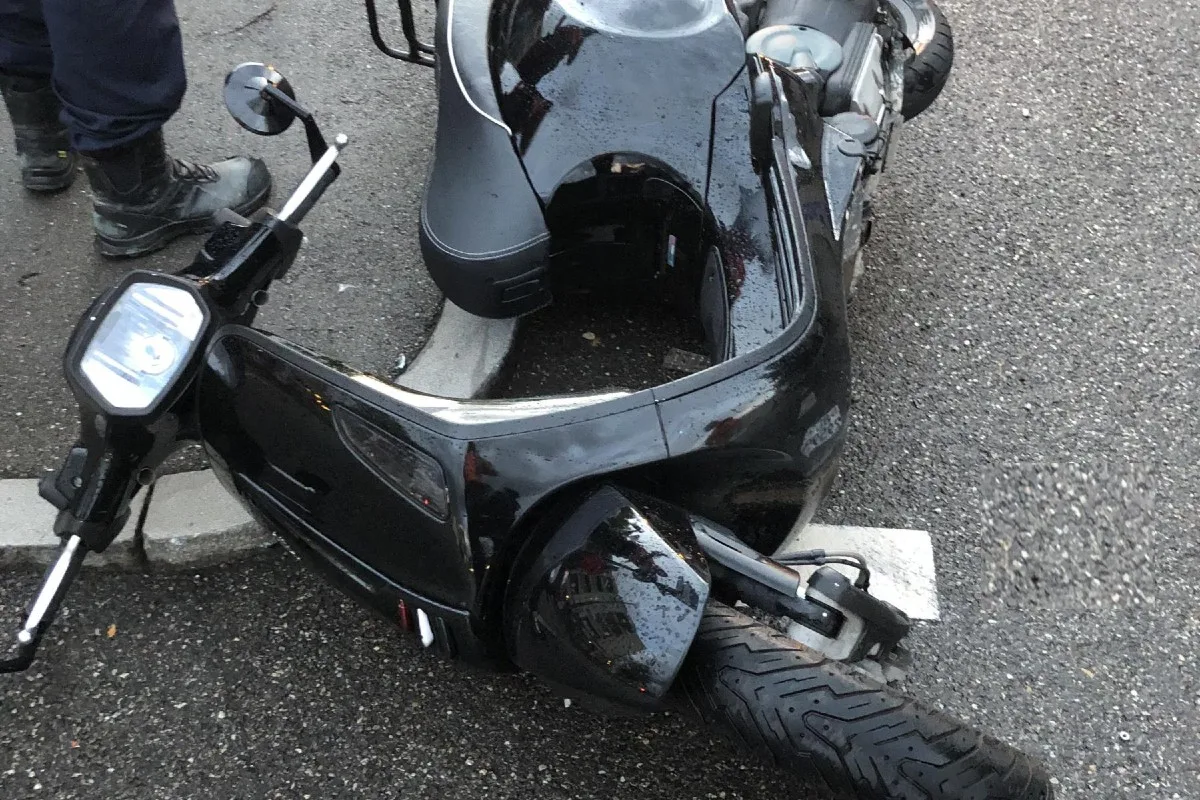 Unfall in Reinach BL - Autofahrerin übersieht Rollerlenkerin