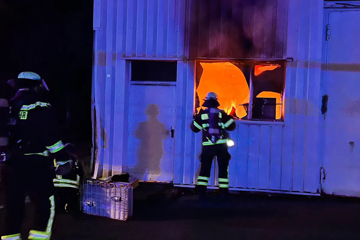 Dortmund NW – Werkstattbrand auf Möbelhausgelände