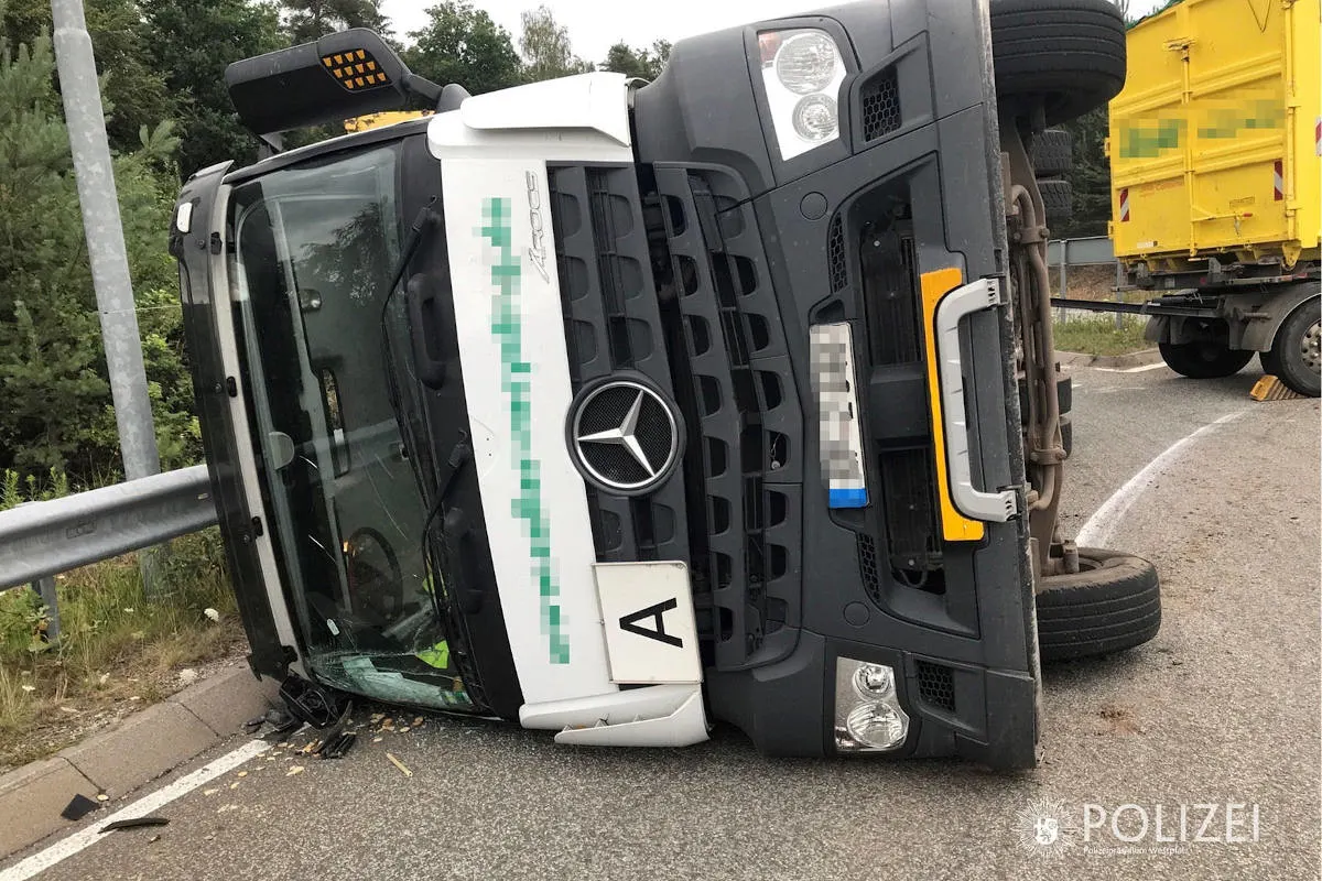 Kaiserslautern – Lkw kippt im Kreisel um - Autobahnanbindung blockiert