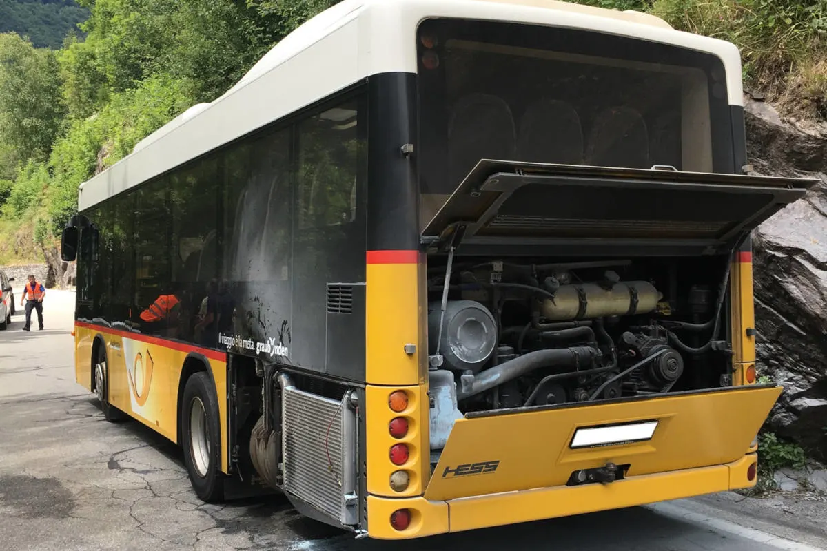 Castaneda GR - Postauto fängt Feuer