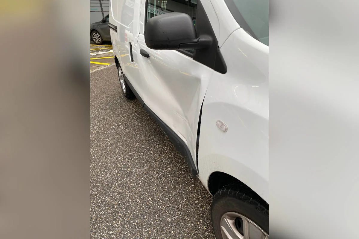 Olten SO – Automobilist verursacht Schaden an parkiertem Auto und haut ab