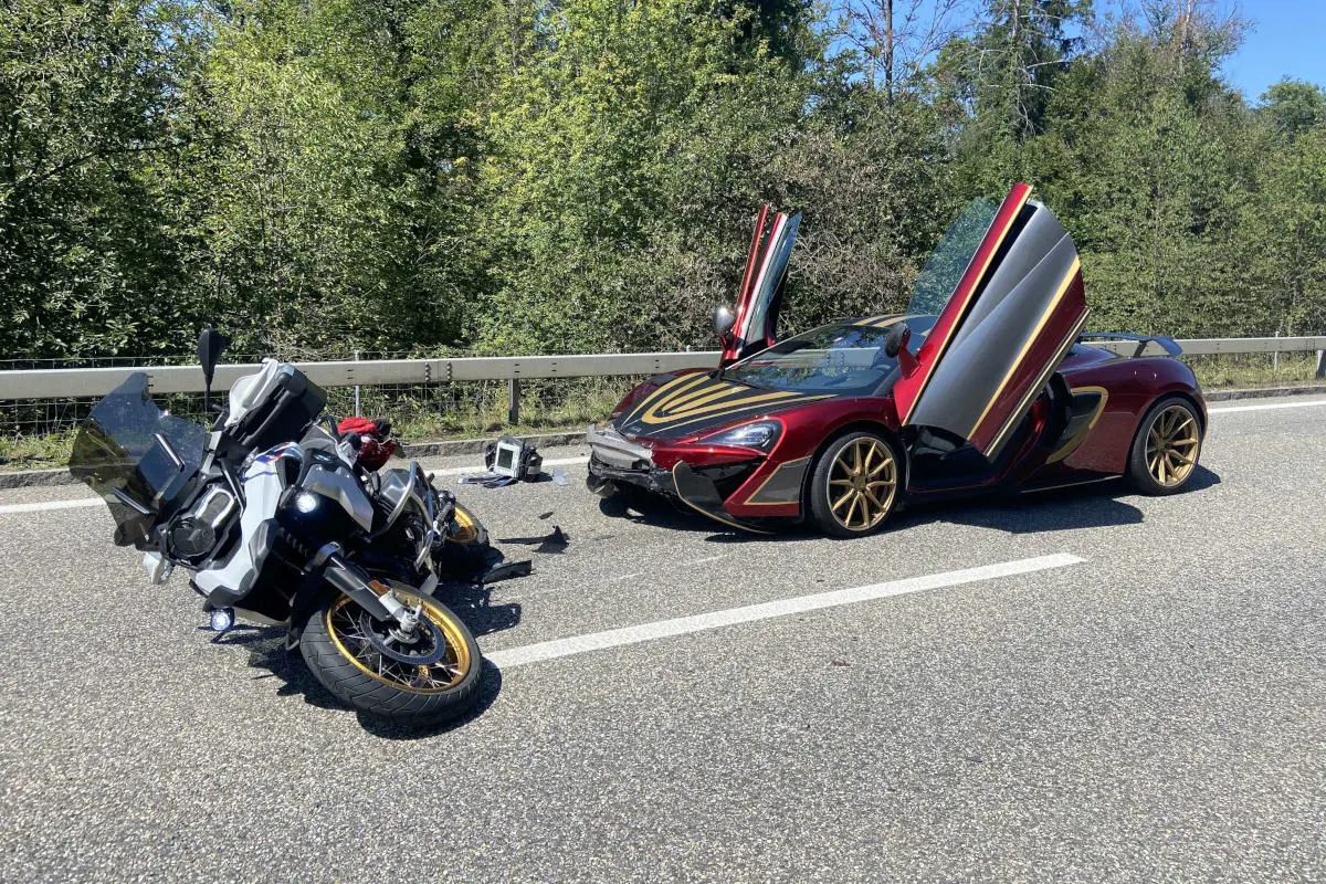 Aarau AG – 19-Jähriger kracht mit Sportwagen in Motorrad 