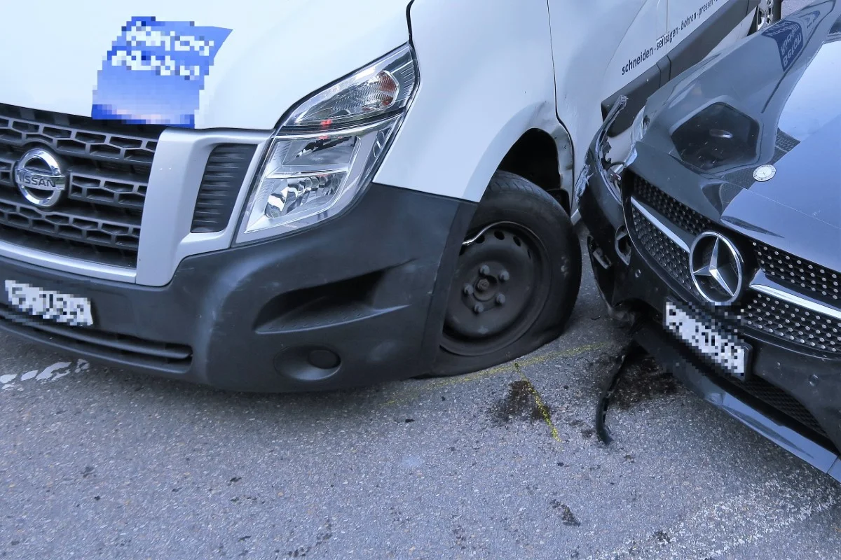Verkehrsunfall in Glarus - Vortrittberechtigtes Auto übersehen