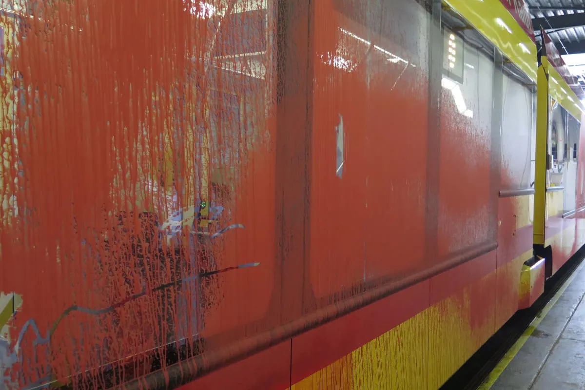 Binningen BL - Tram mit Farbe bespritzt – hoher Sachschaden - Zeugenaufruf