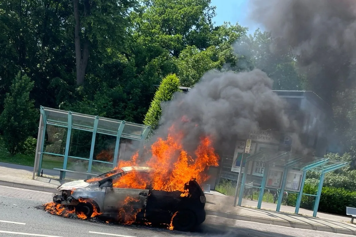 Rinteln NI - Auto fängt mitten auf der Straße Feuer 
