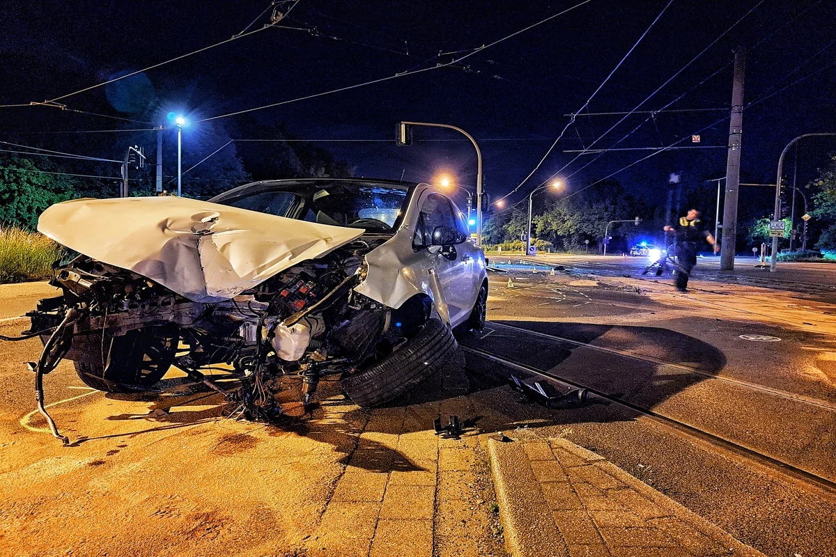 Mülheim an der Ruhr - Heftiger Unfall mit drei Schwerverletzten 