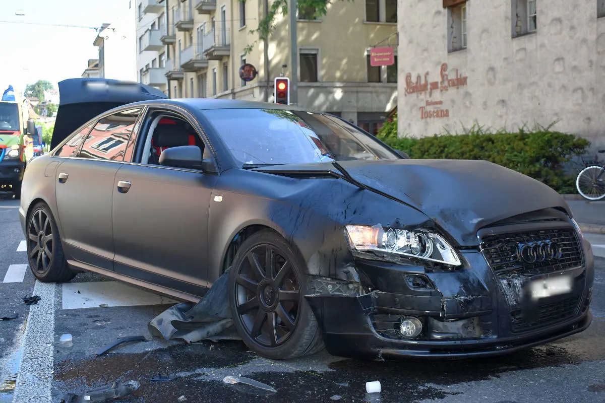 Stadt Luzern – Drei Personen bei Kollision zwischen zwei Autos verletzt