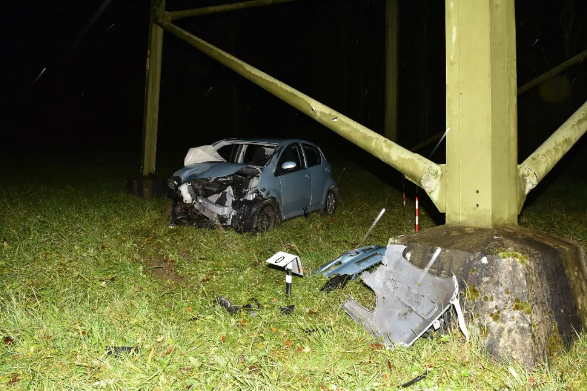 Weiach ZH - Autofahrerin kracht gegen Betonsockel - Zeugenaufruf