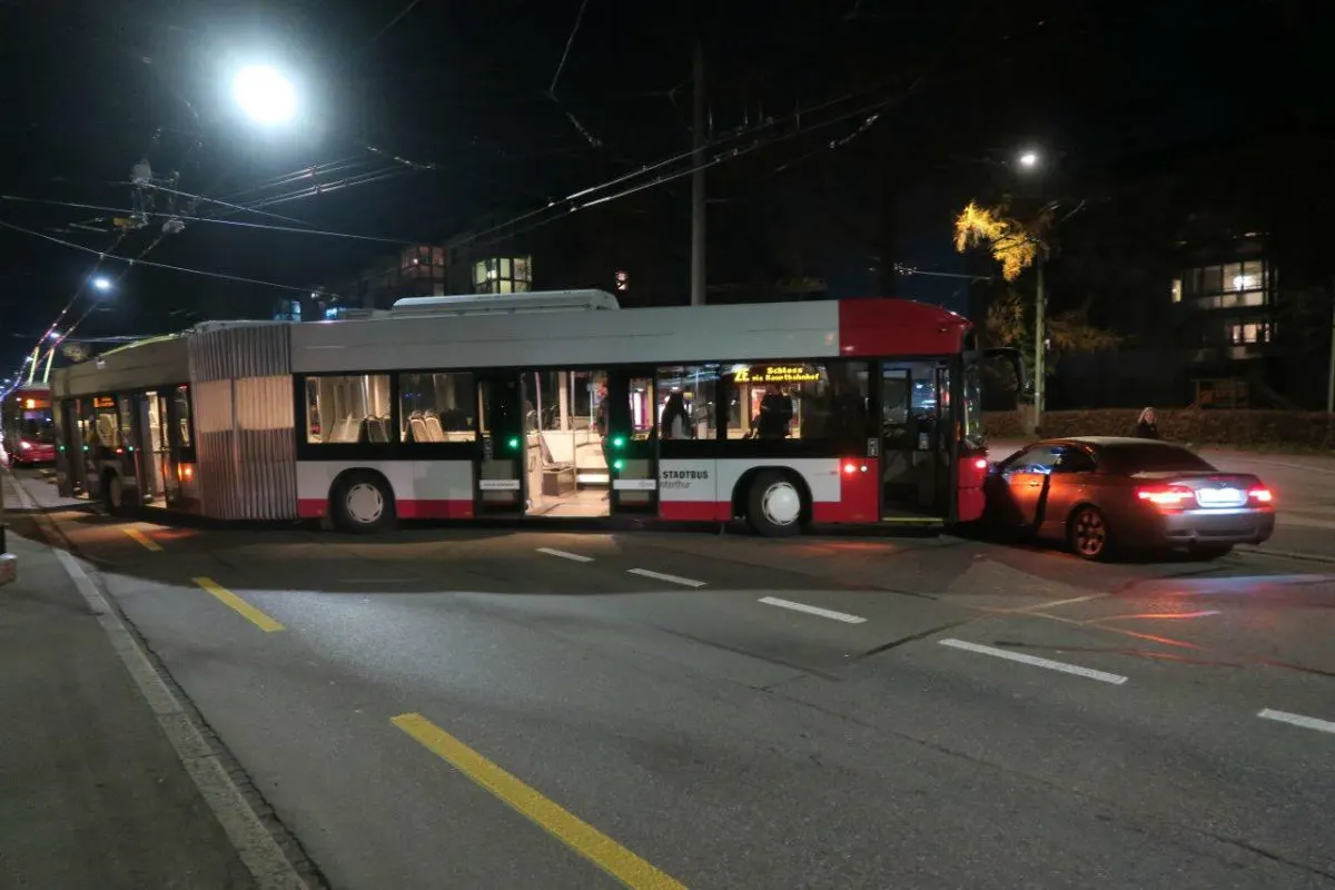 Winterthur ZH - Frontalkollision zwischen Stadtbus und Auto