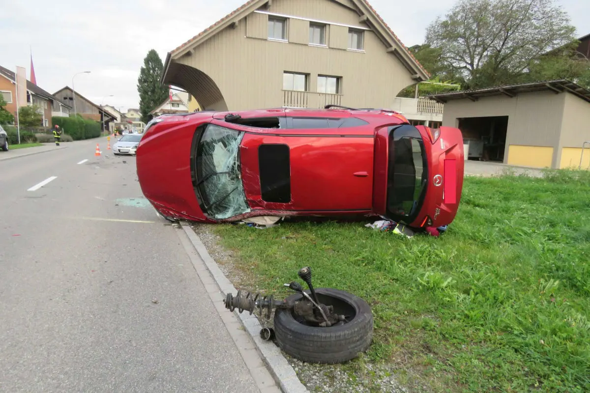 Mühlau AG - Automobilist gerät auf Gegenfahrbahn 