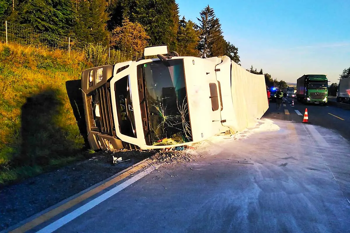 Schleiz - Lkw weicht in Straßengraben aus und kippt um