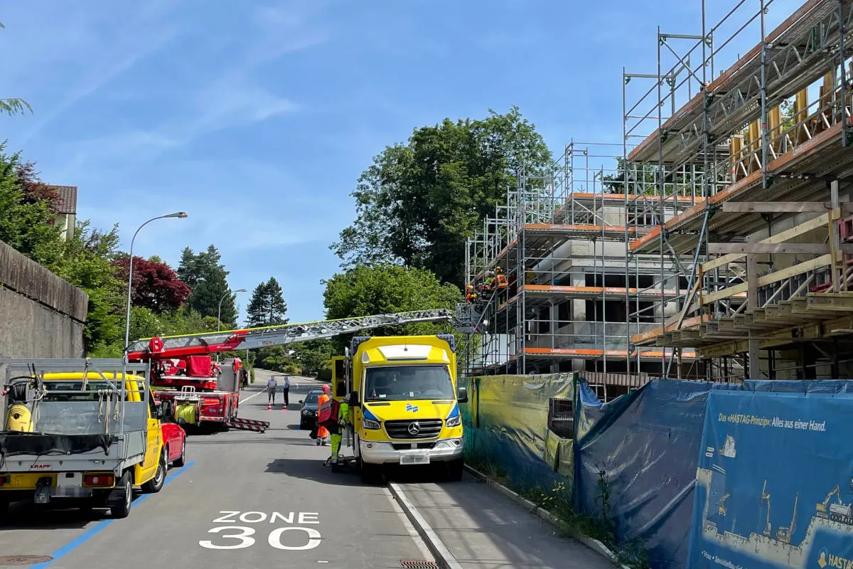 St. Gallen – Bauarbeiter verletzt sich bei Sturz von Arbeitspodest