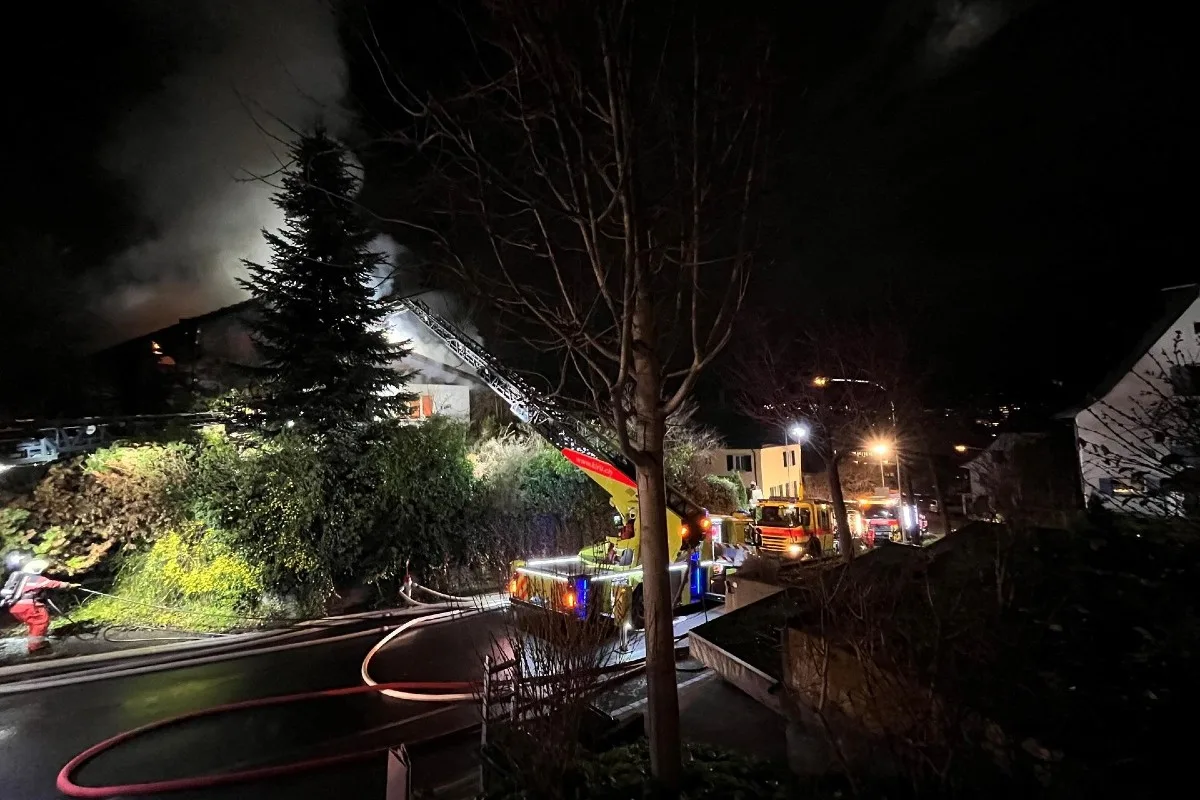 Adliswil ZH  - Hoher Sachschaden nach Brand in leerstehendem Haus