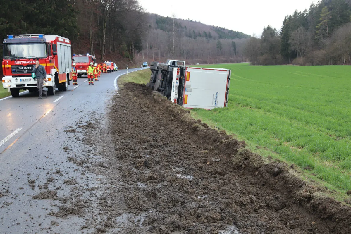 Hoher Sachschaden nach Lkw-Unfall - Zeugenaufruf