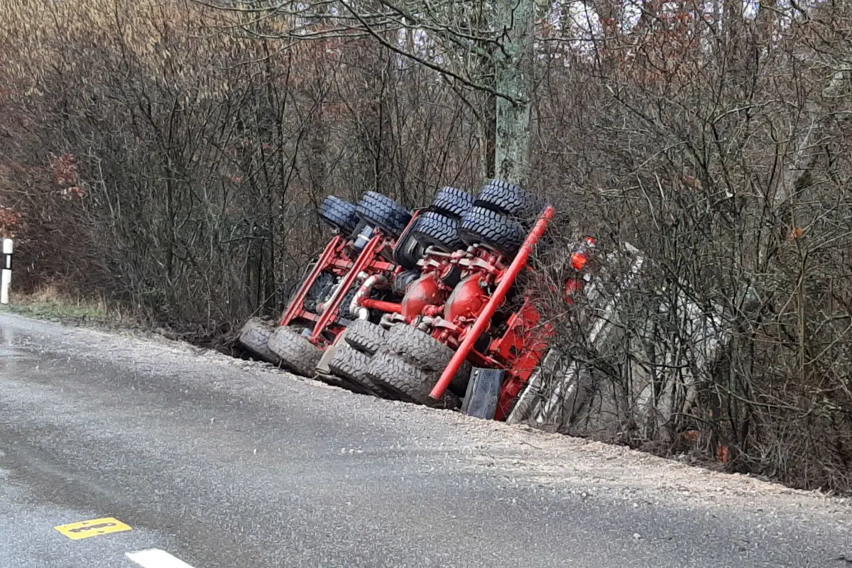 Leuggern AG - Lastwagen kippt nach Ausweichmanöver auf die Seite!