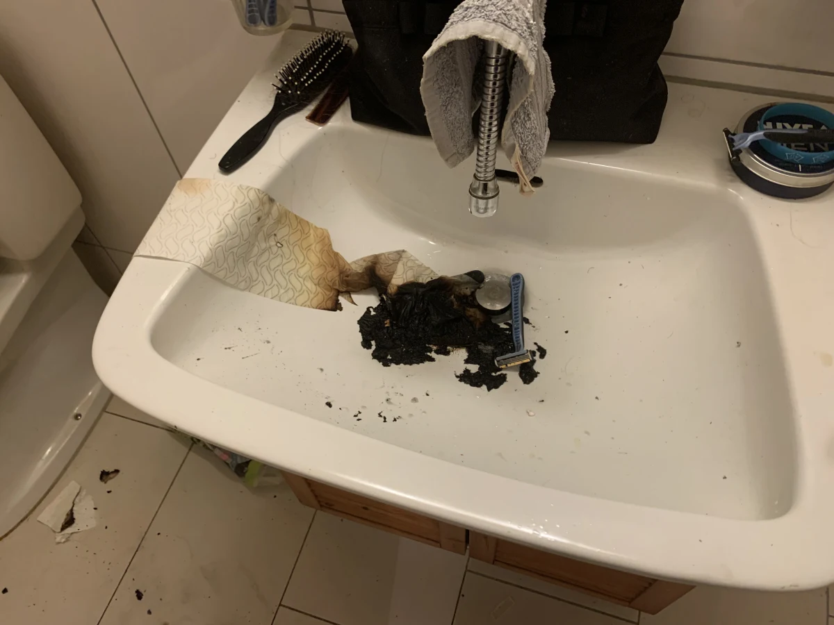 Neuhausen am Rheinfall SH - Schwelbrand in Badezimmer  - Mann aus Wohnung gerettet