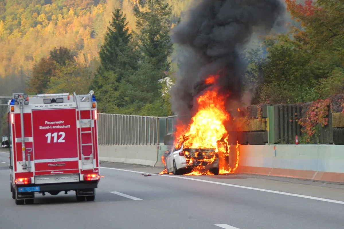 Eptingen BL - Der BMW beginnt während der Fahrt auf der A2 zu brennen an