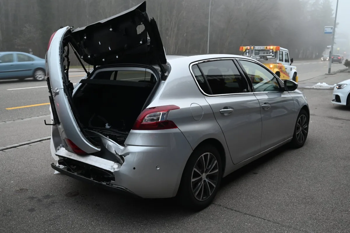 Sekundenschlaf in Wil SG -  Auffahrkollision zwischen zwei Autos