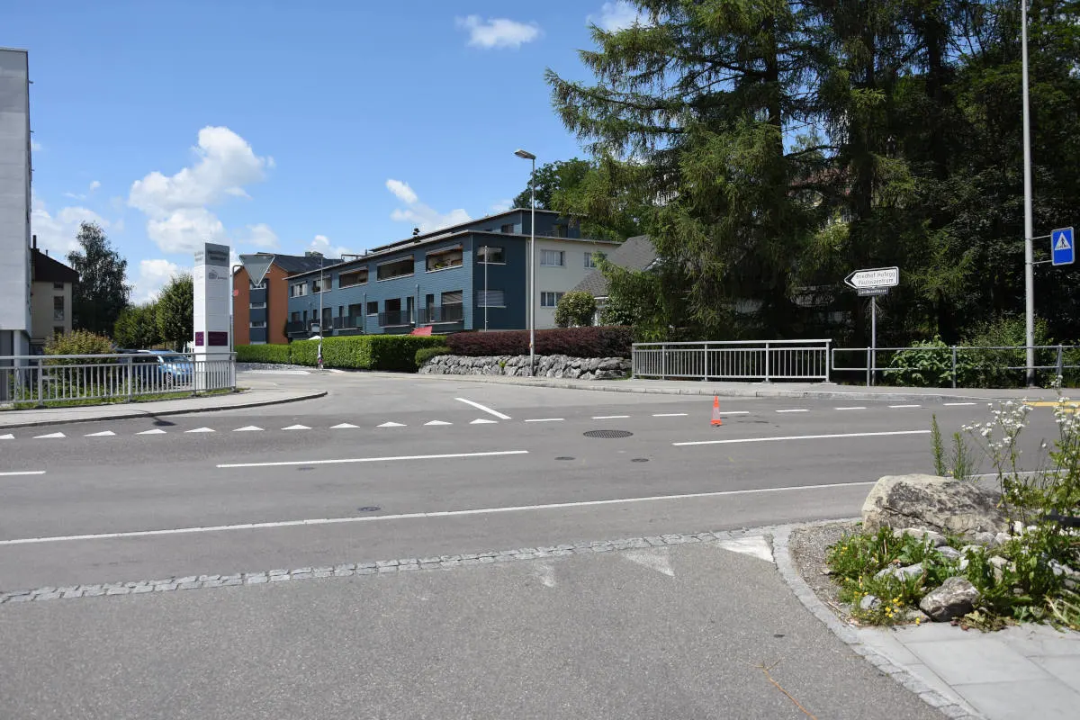 Gossau SG – Auto prallt in Roller
