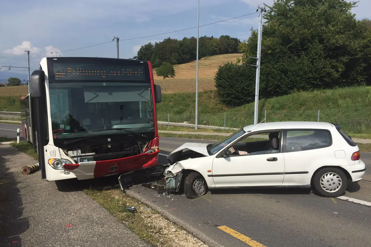 Courgevaux FR - Kollision zwischen Bus und Auto - Zeugenaufruf