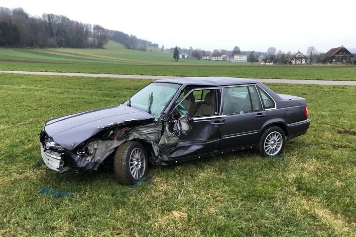 8'000 Franken Sachschaden in Knutwil LU - Auto streift Traktoranhänger 