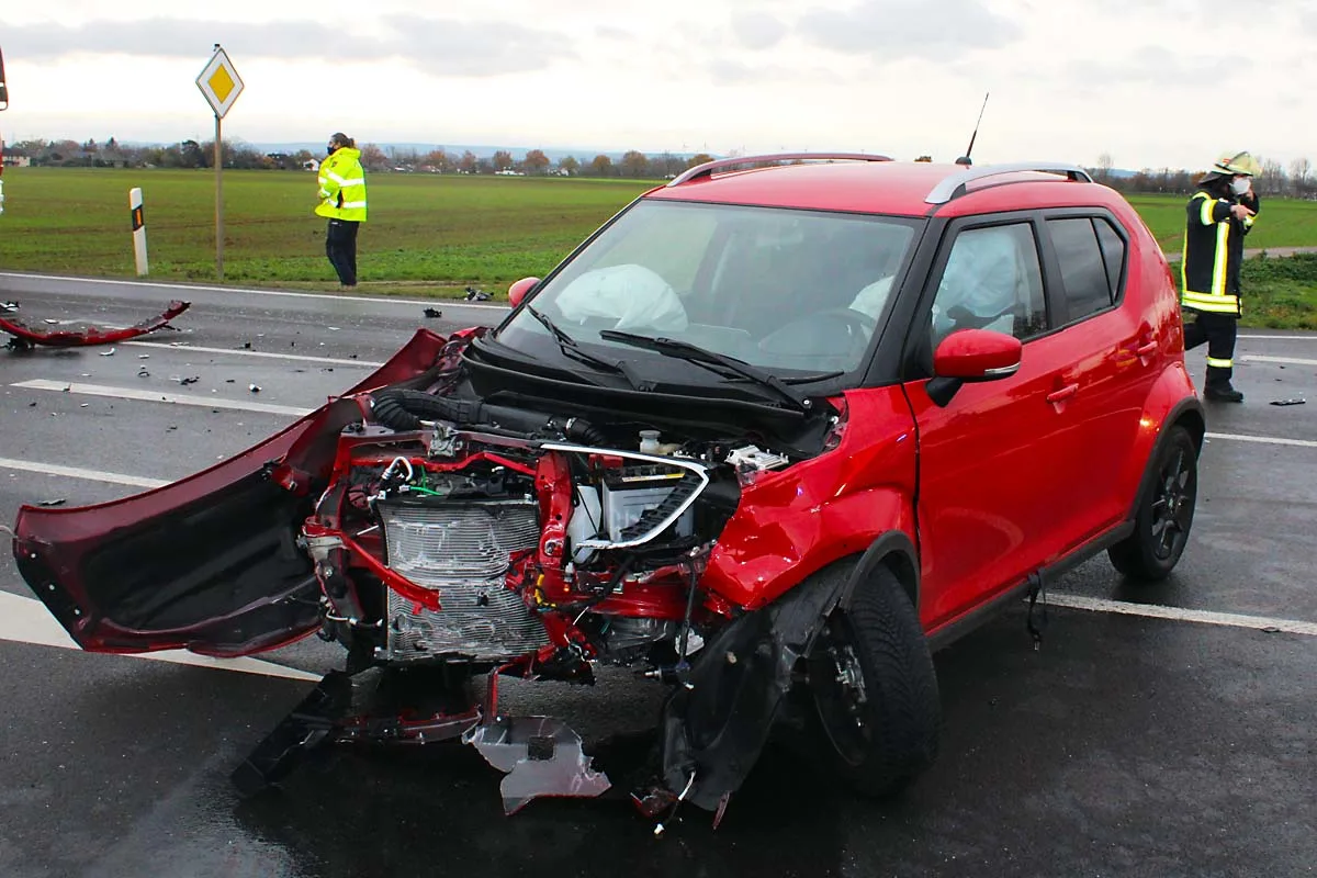 Fünf Schwerverletzte in Niederzier - 79-jähriger Autofahrer verursacht schweren Unfall