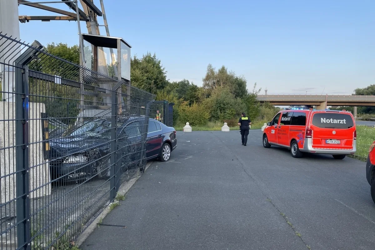 Lehrte/A2 - Auto bleibt bei Unfall im Zaun stecken