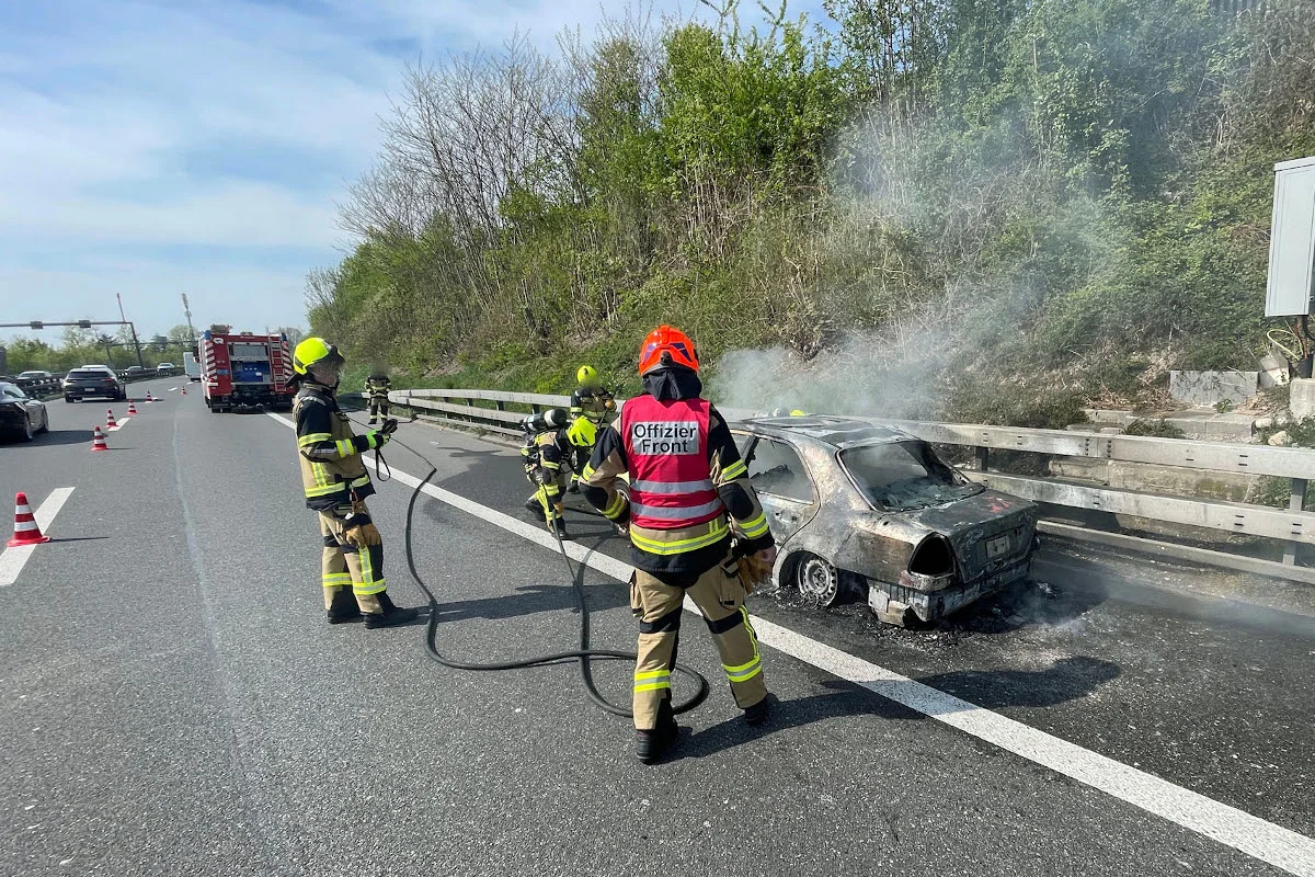 A2 Eich LU – Personenwagen auf der Autobahn ausgebrannt