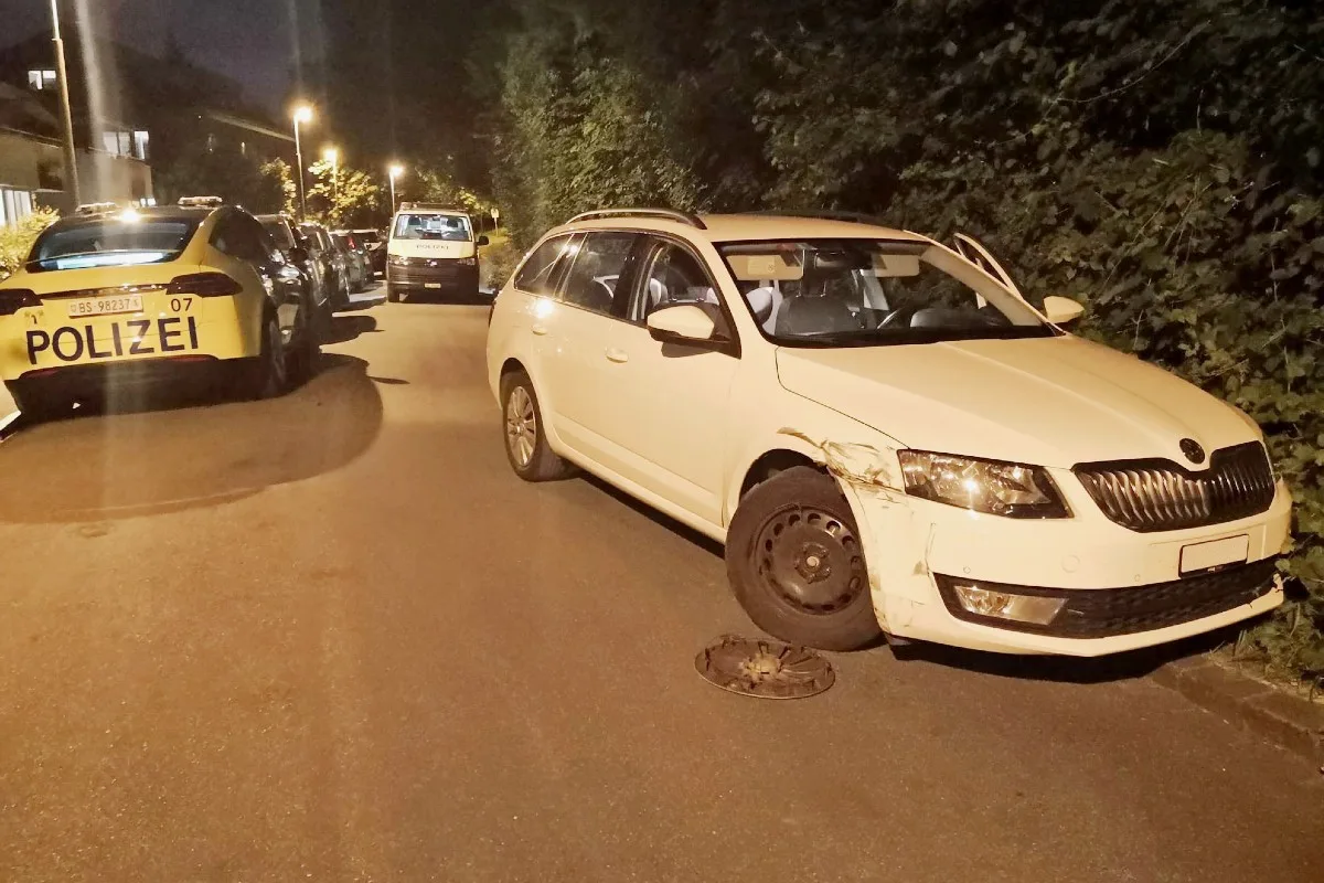 Basel - Betrunkene 31-Jährige fährt mit Skoda in parkierten Polizei-Tesla