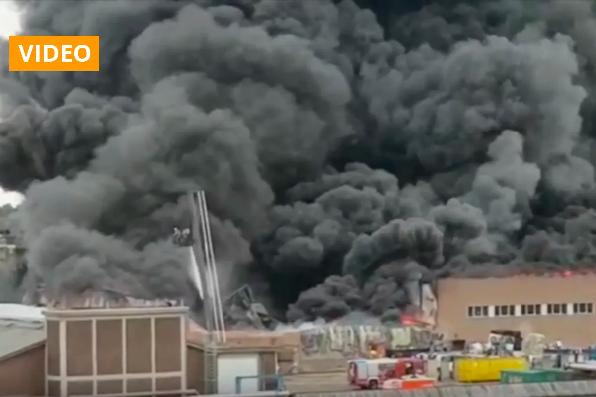 Aachen (DE) - Lagerhalle ein Raub der Flammen