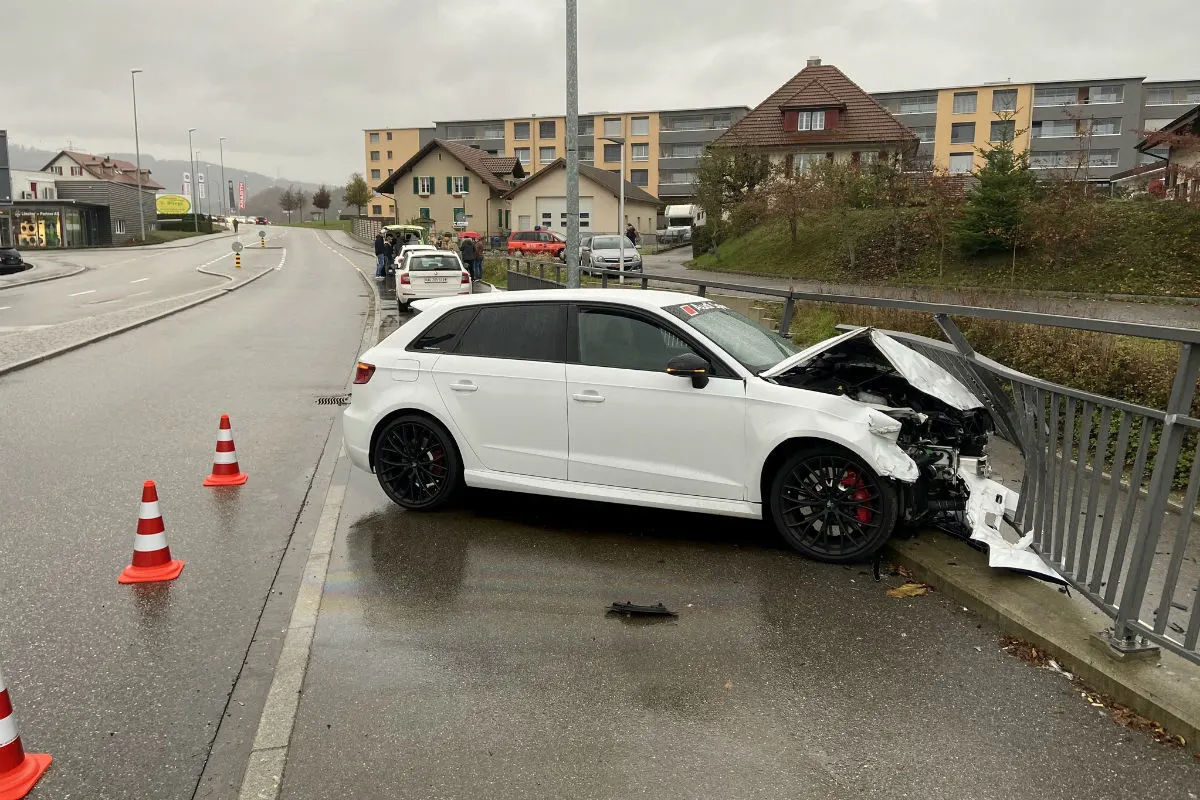 Oftringen AG - Neulenker schleudert gegen Geländer