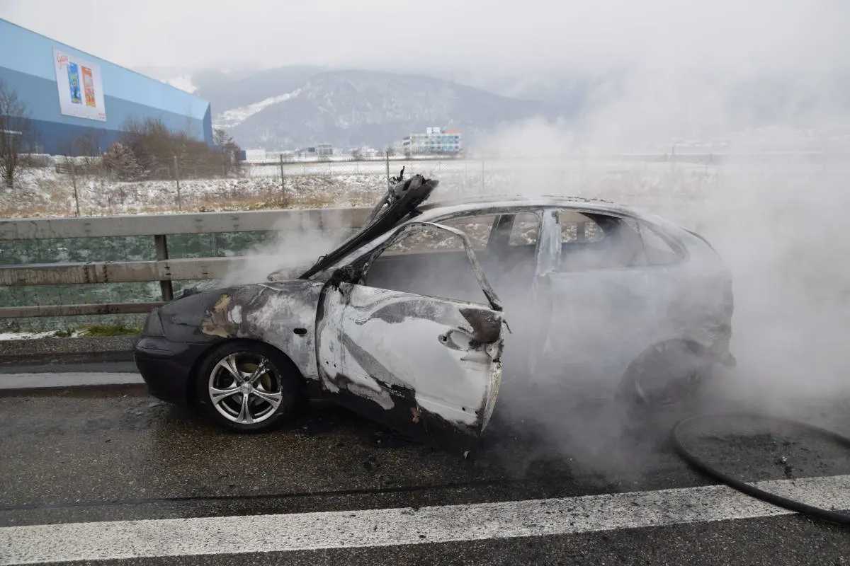 A1 Neuendorf SO - Auto brennt vollständig aus