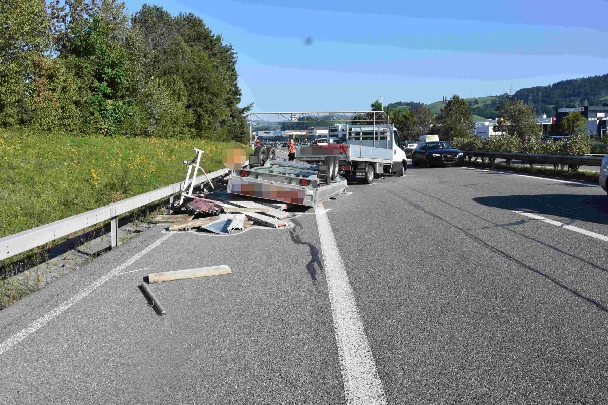 St. Gallen SG - Anhänger gekippt und Gerüstteile verloren