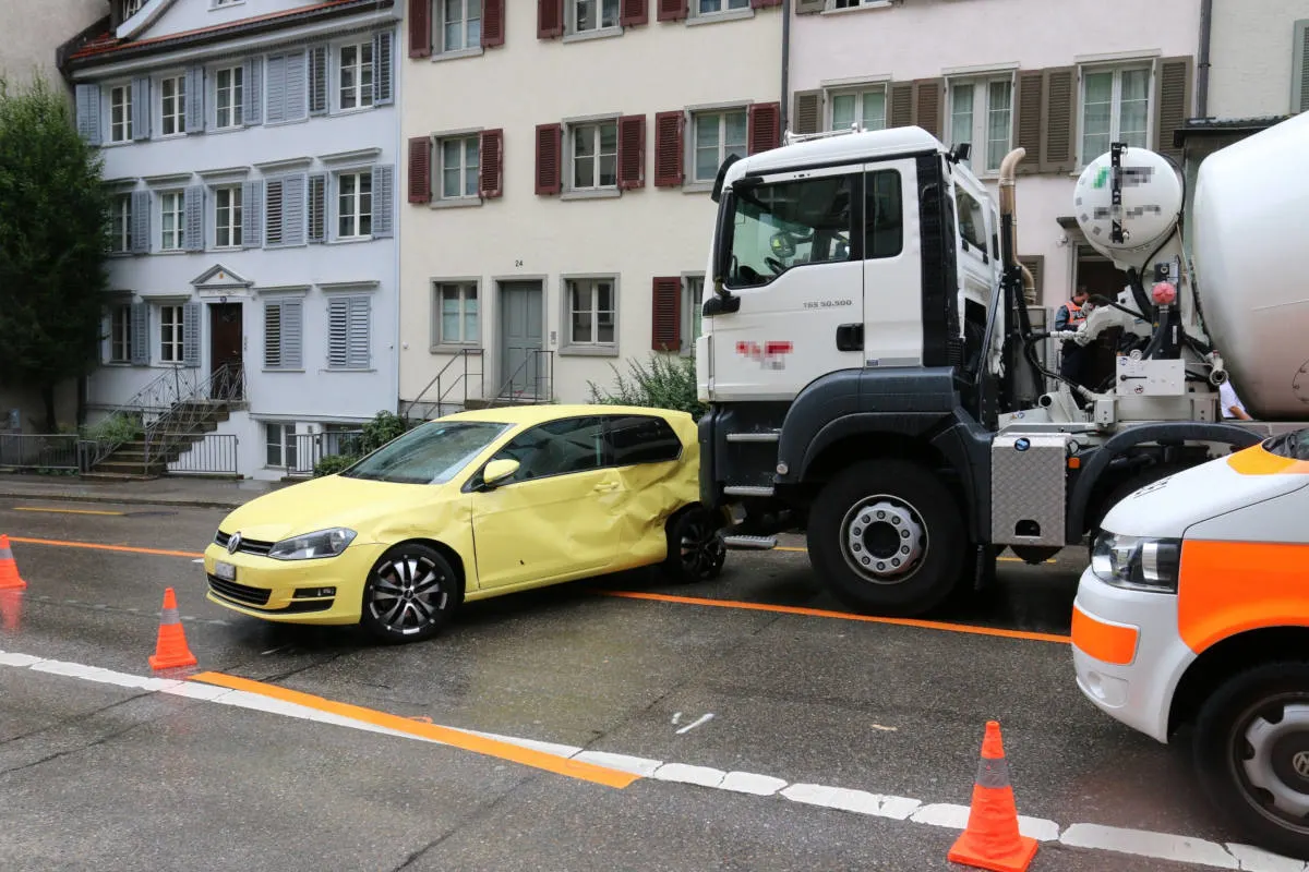 St.Gallen SG - Kollision zwischen Lastwagen und Auto am Unteren Graben