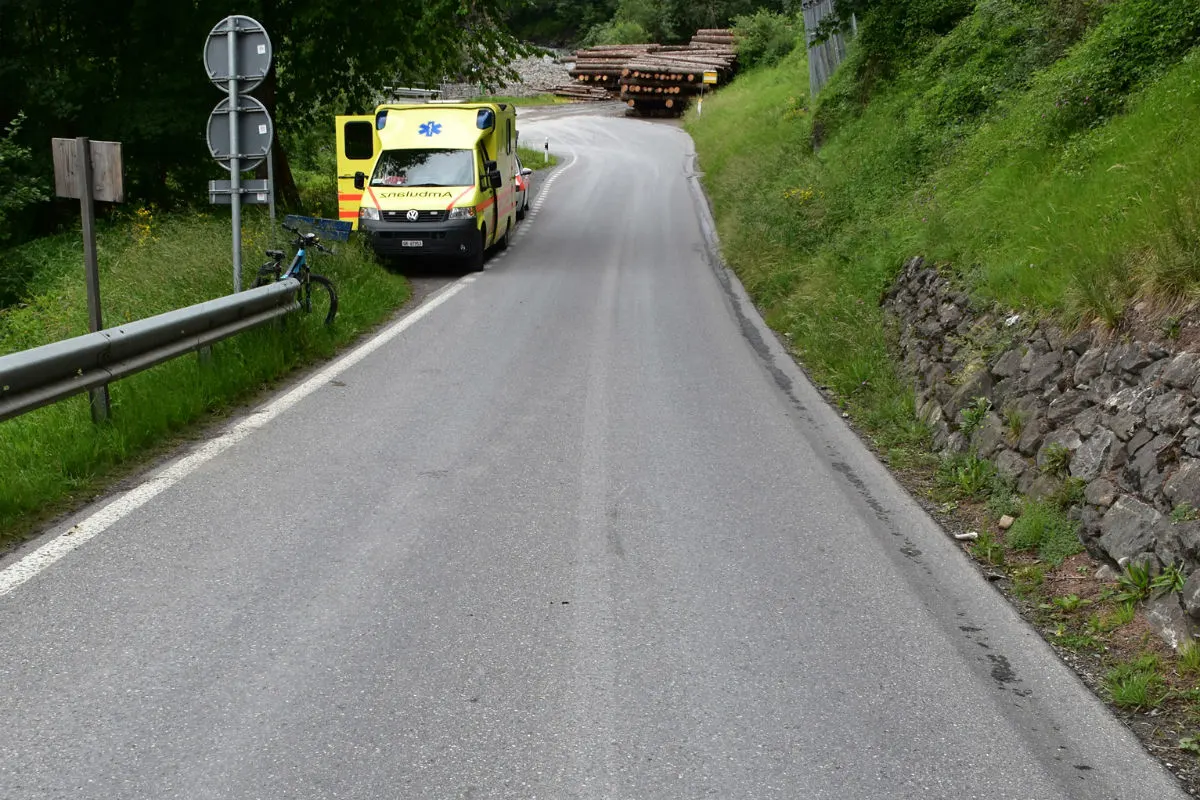 Fideris GR - Fahrradfahrerin verletzt sich bei Sturz