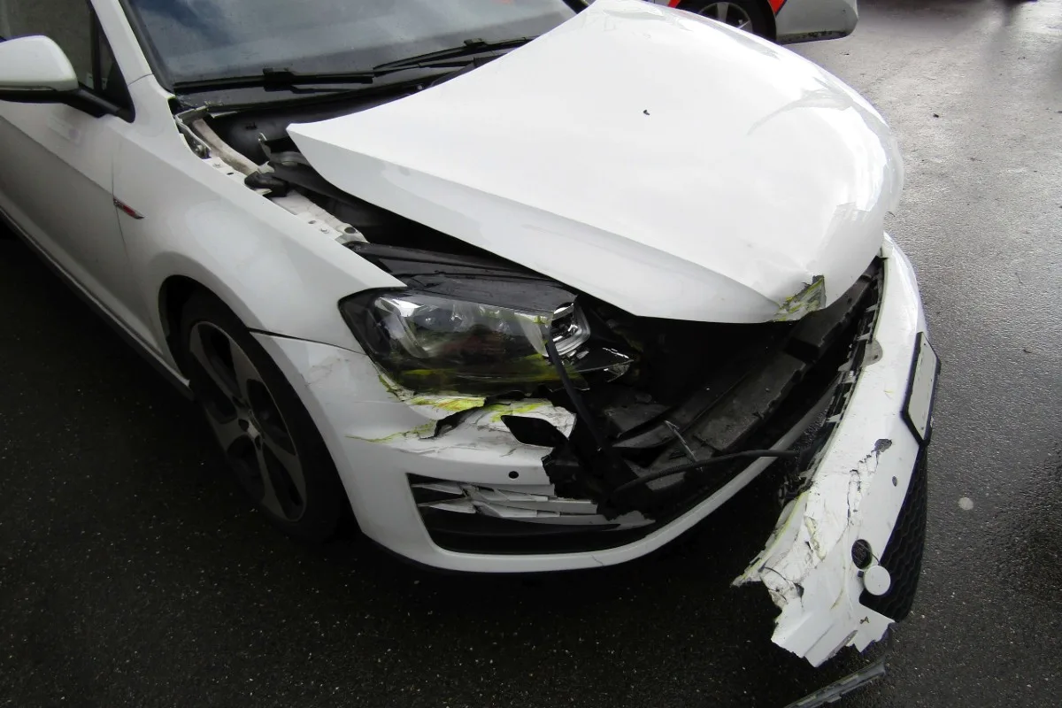 Unfall in Näfels GL – Autofahrer kollidiert mit einem Sattelschlepper