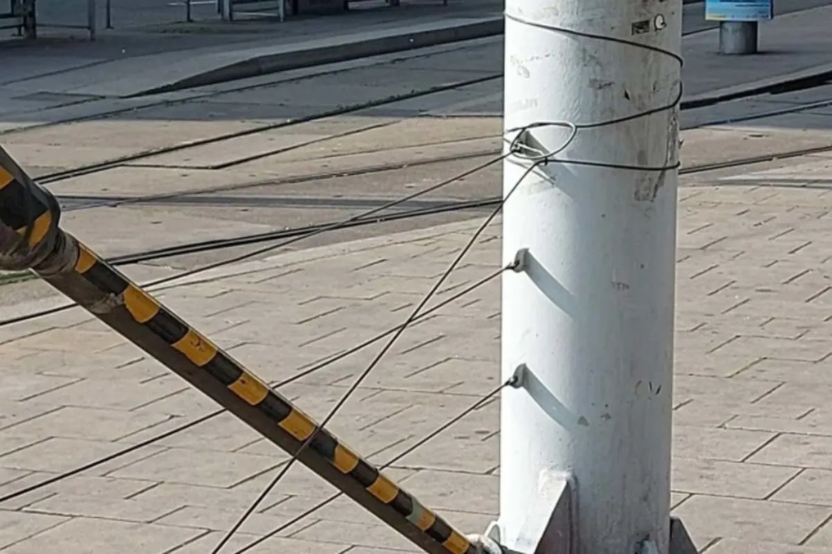 Wien - Radfahrer stürzt über Drahtseil-Falle auf U-Bahnvorplatz - schwer verletzt!