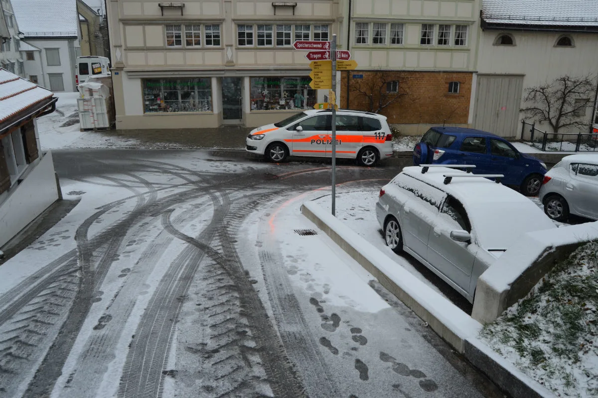 Rehetobel AR - Mit Sommerreifen ins Rutschen geraten