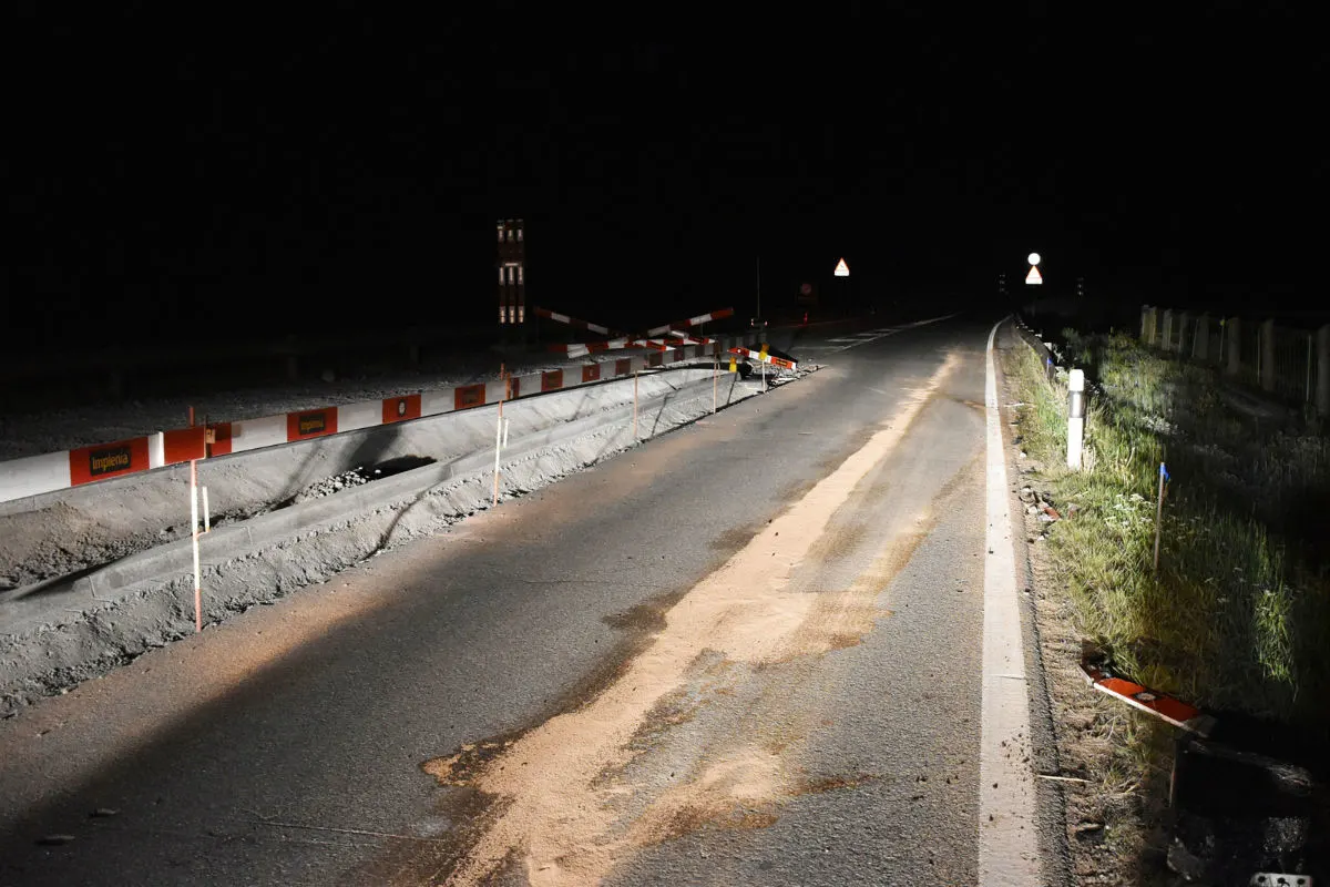 S-chanf GR - Verschmutzte Fahrbahn nach Selbstunfall