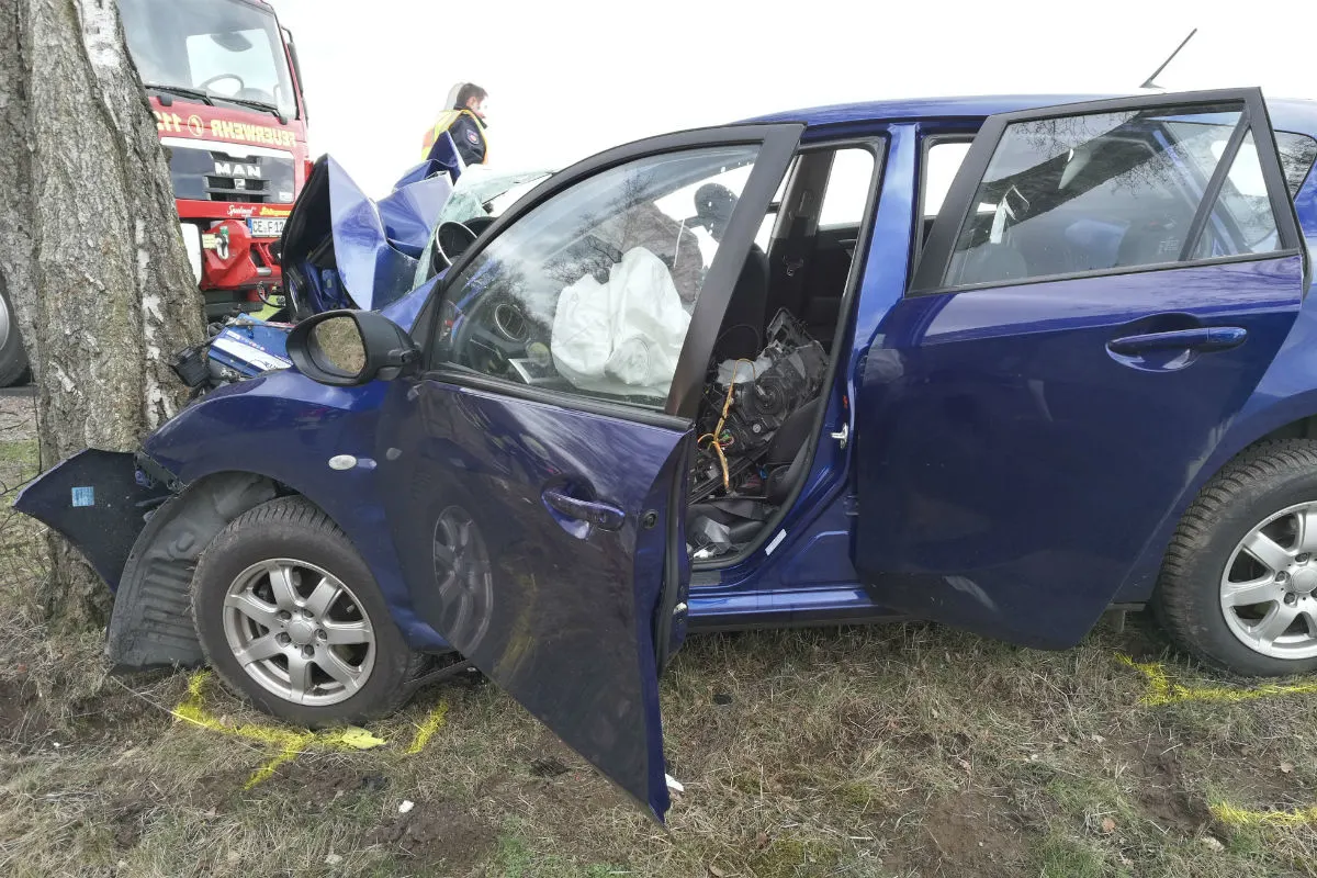 Auto kracht gegen Baum - Mutter (30) und Kind (5) verletzt