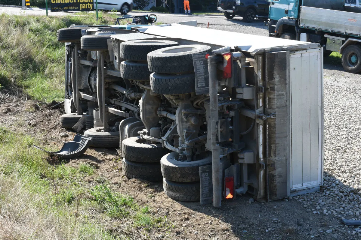Geuensee LU - Lastwagen beim Abschleppen gekippt