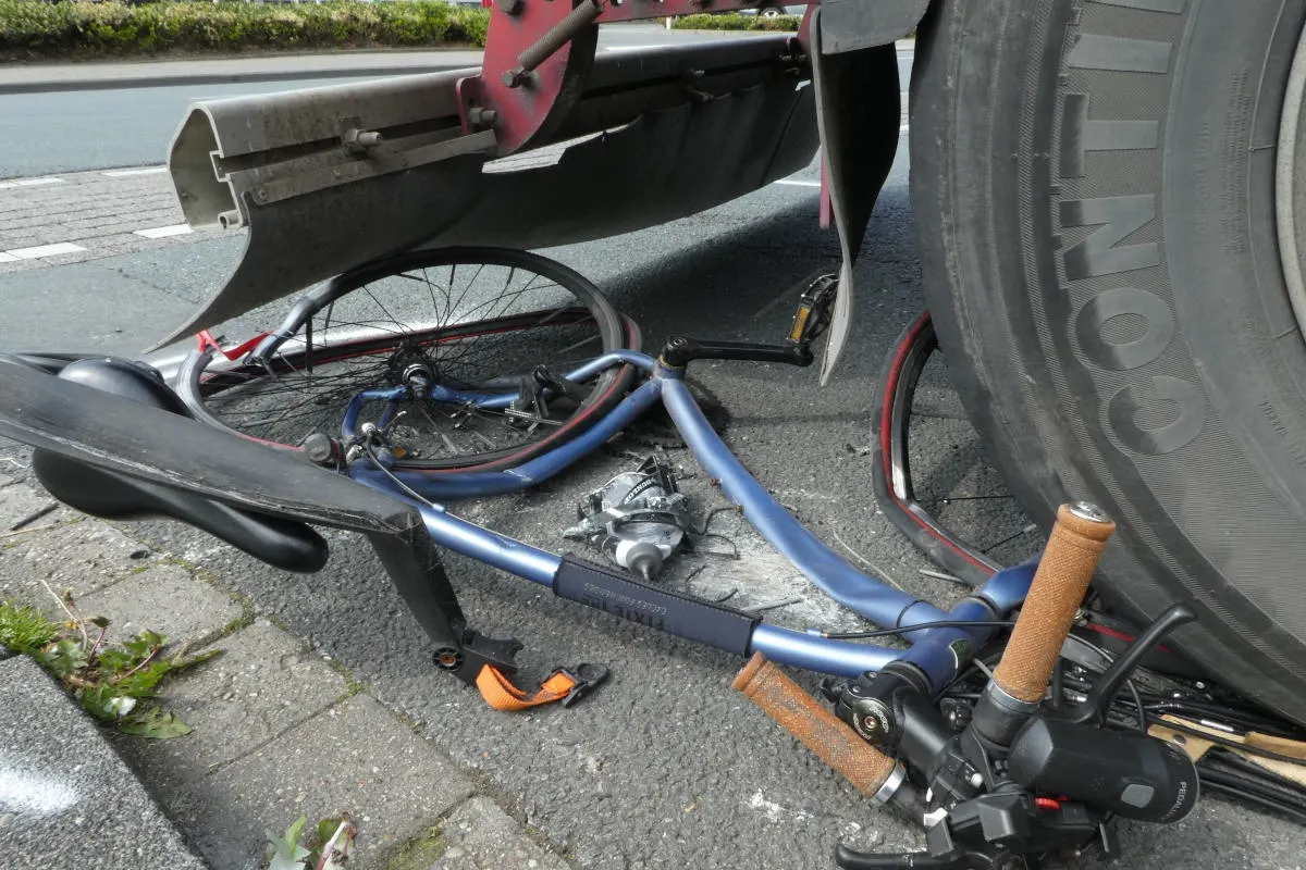 Radfahrer von Sattelzug erfasst und schwer verletzt